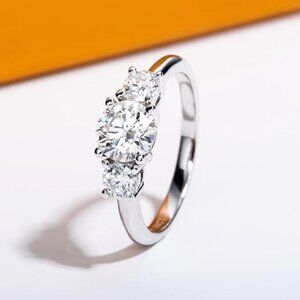 1.6cttw Round Cut Moissanite D Color VVS1 Clarity 925 Silver Wedding Ring